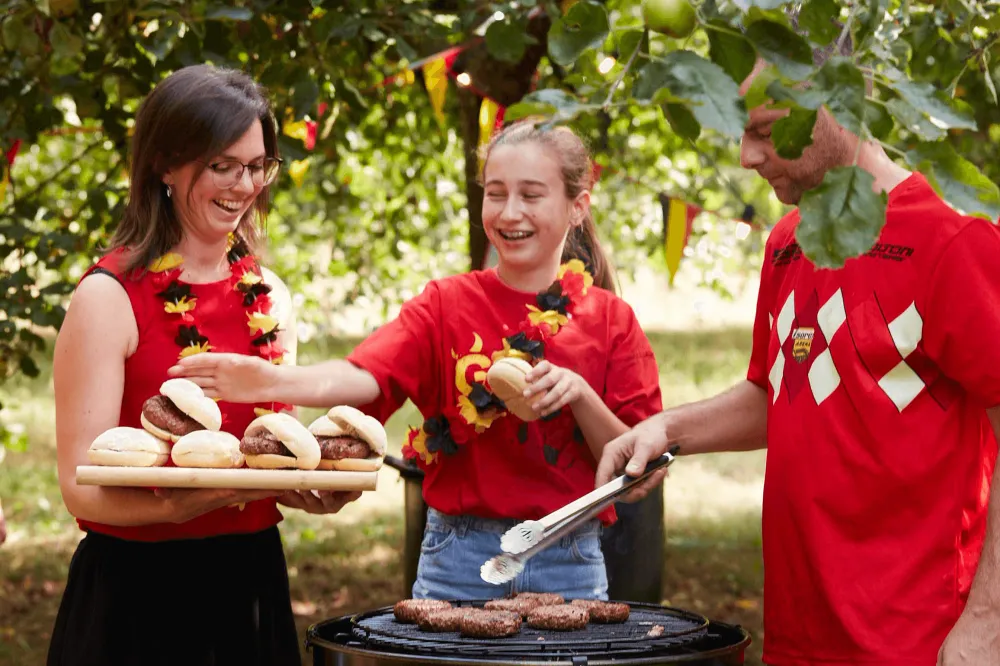 Barbecue-Schneidebrett aus Bambusholz mit Saftrille, 43 x 28 x 2 cm
