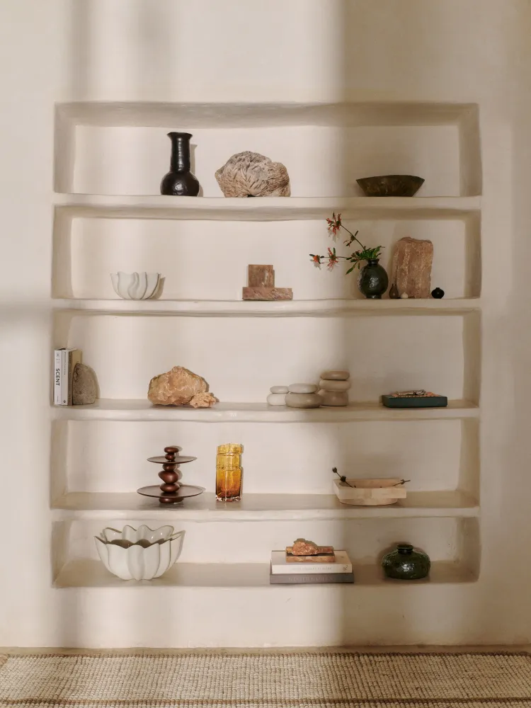 Patera PEBBLE DESSERT STAND aus dunkelbraunem Buchenholz
