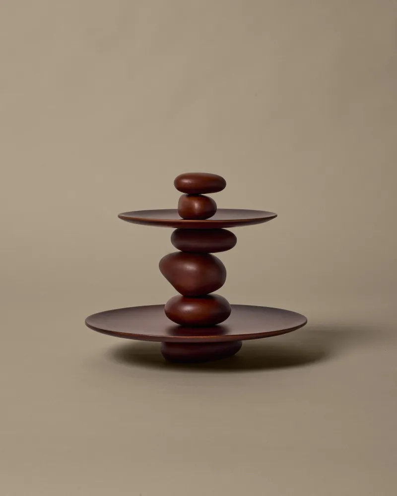 Patera PEBBLE DESSERT STAND aus dunkelbraunem Buchenholz