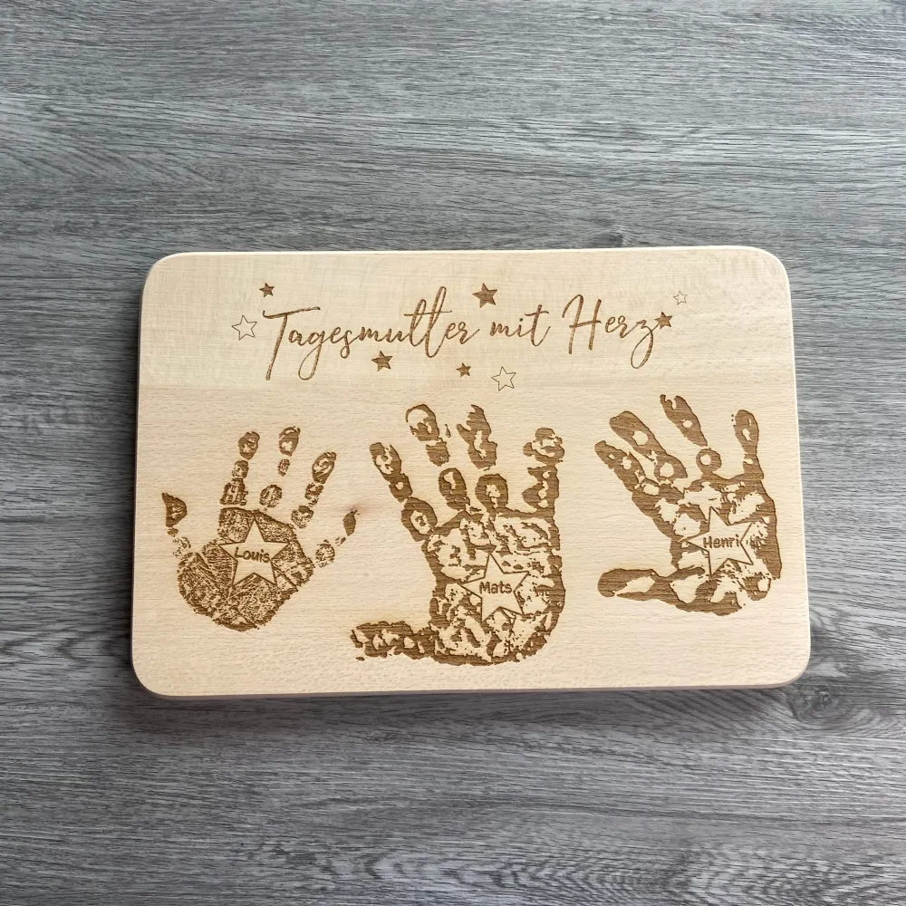 Schneidebrett 32x22 cm - Tagesmutter/Tagesvater mit Herz - Handabdrücke Originalgröße