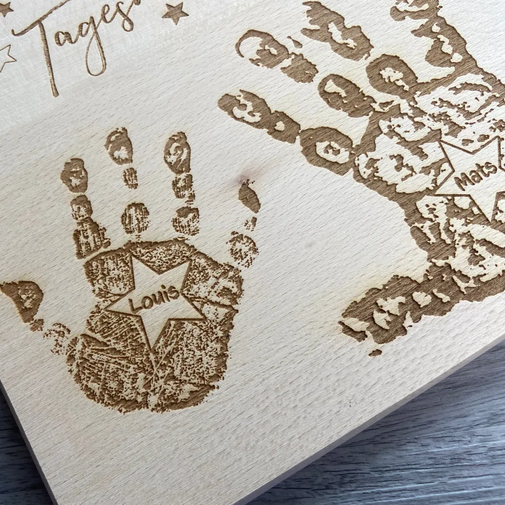 Schneidebrett 32x22 cm - Tagesmutter/Tagesvater mit Herz - Handabdrücke Originalgröße