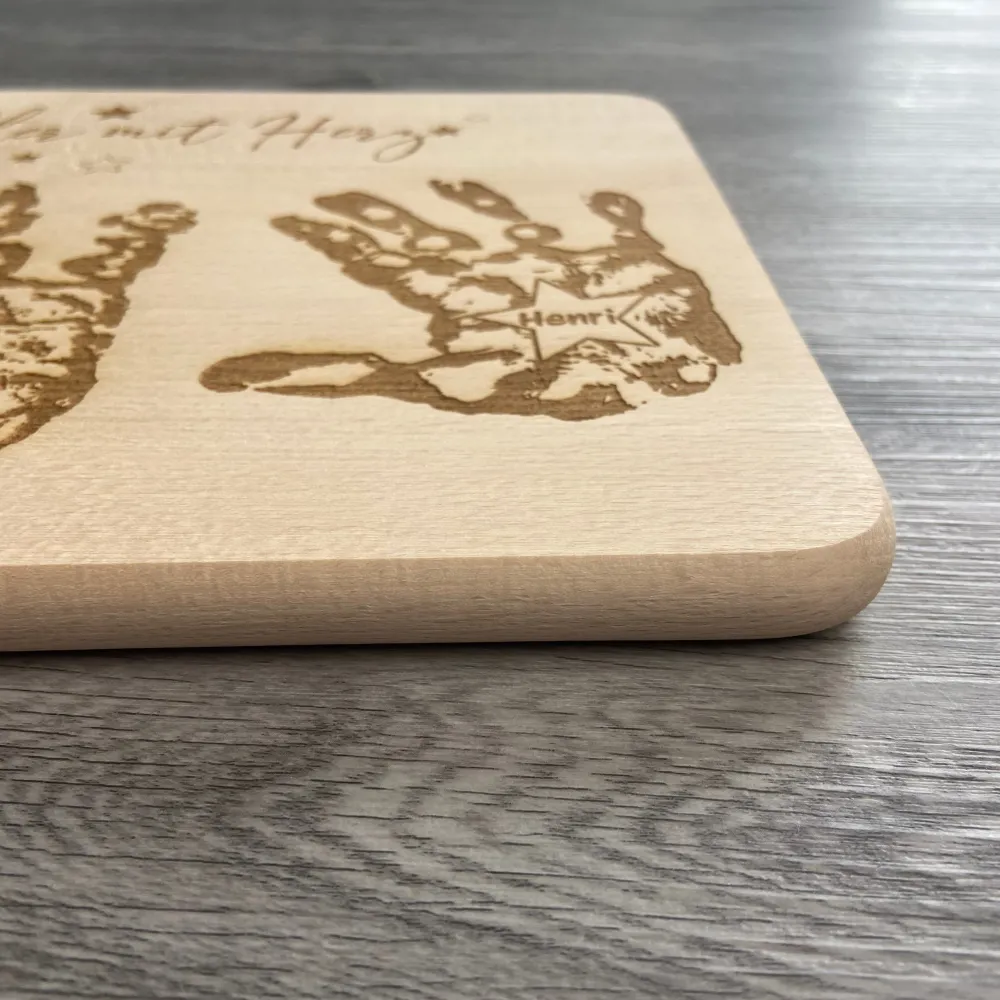 Schneidebrett 32x22 cm - Tagesmutter/Tagesvater mit Herz - Handabdrücke Originalgröße