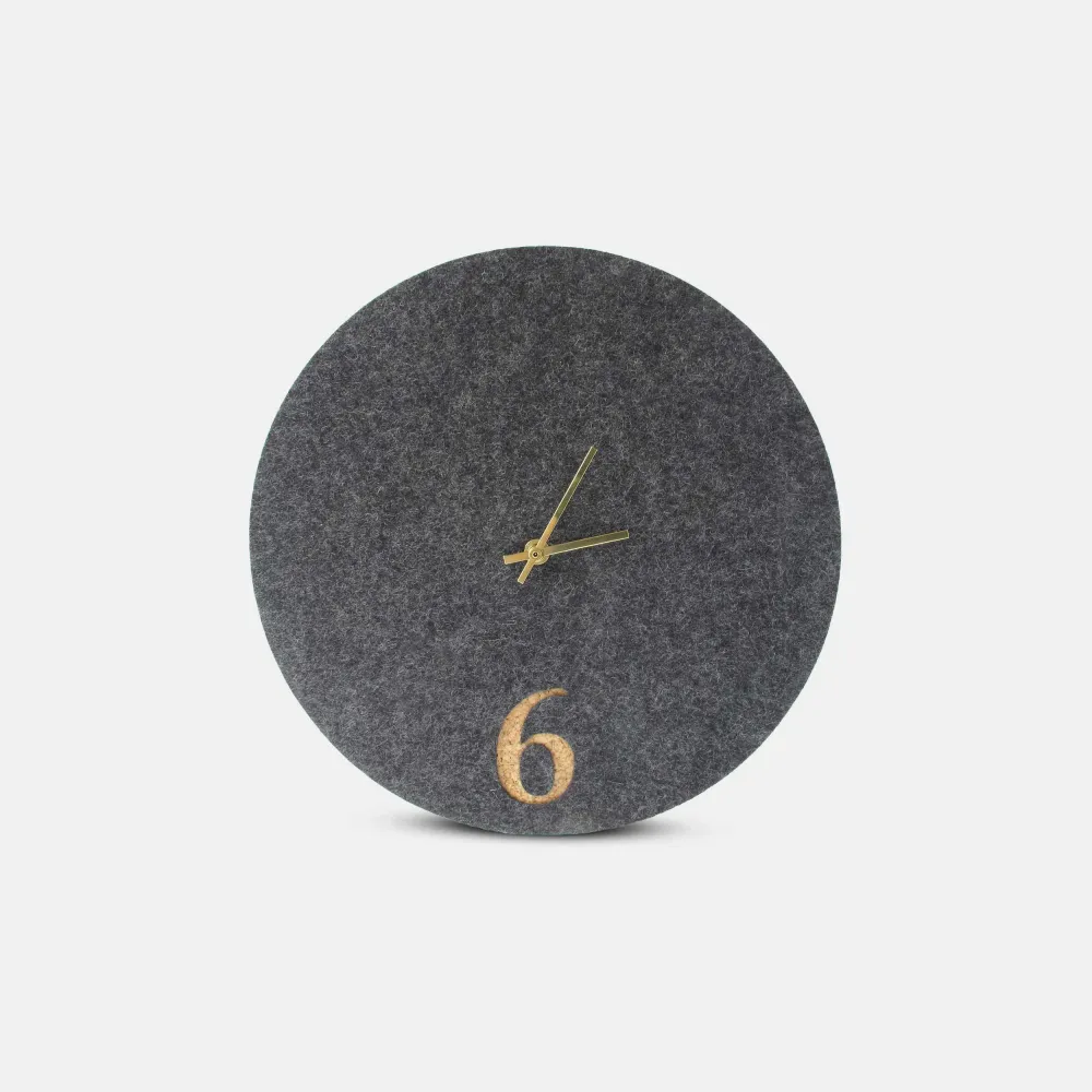 Wanduhr aus Filz und Kork 30 cm | anthrazit - gold | Design: Aarhus