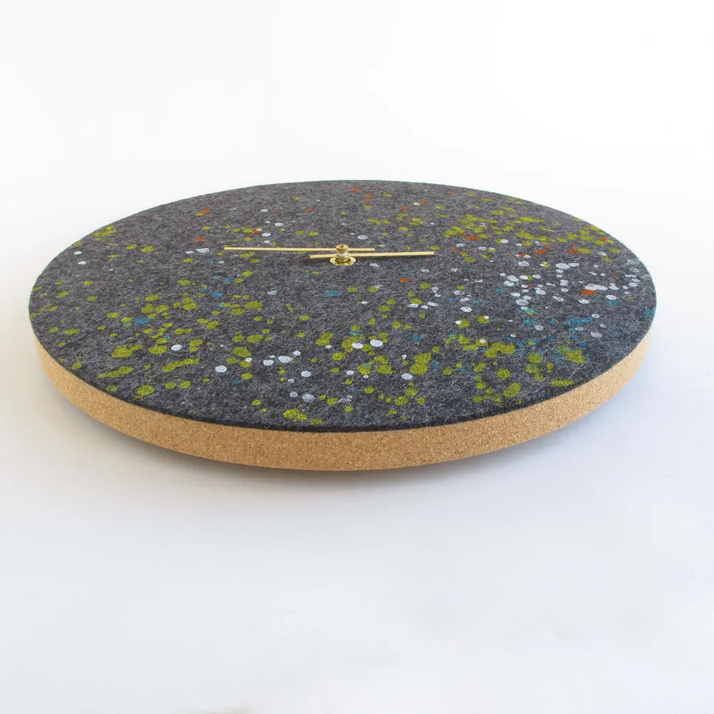 Wanduhr aus Filz und Kork 30 cm | Design "Dots" Anja Streese