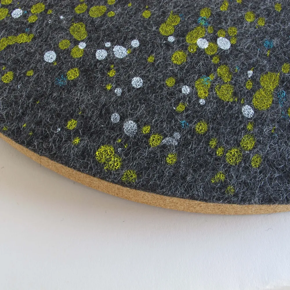 Wanduhr aus Filz und Kork 30 cm | Design "Dots" Anja Streese