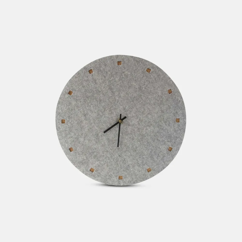 Wanduhr aus Filz und Kork 30 cm | hellgrau - schwarz | Design: Esbjerg