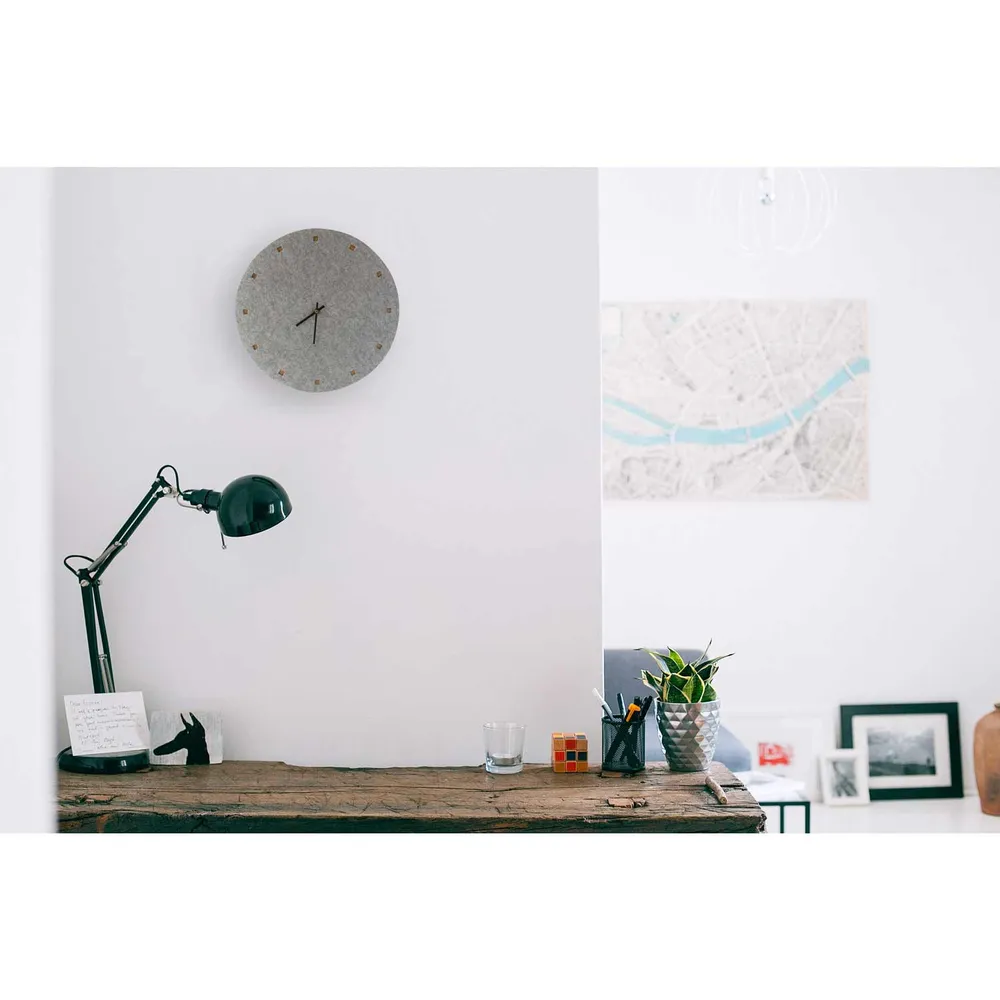 Wanduhr aus Filz und Kork 30 cm | hellgrau - schwarz | Design: Esbjerg