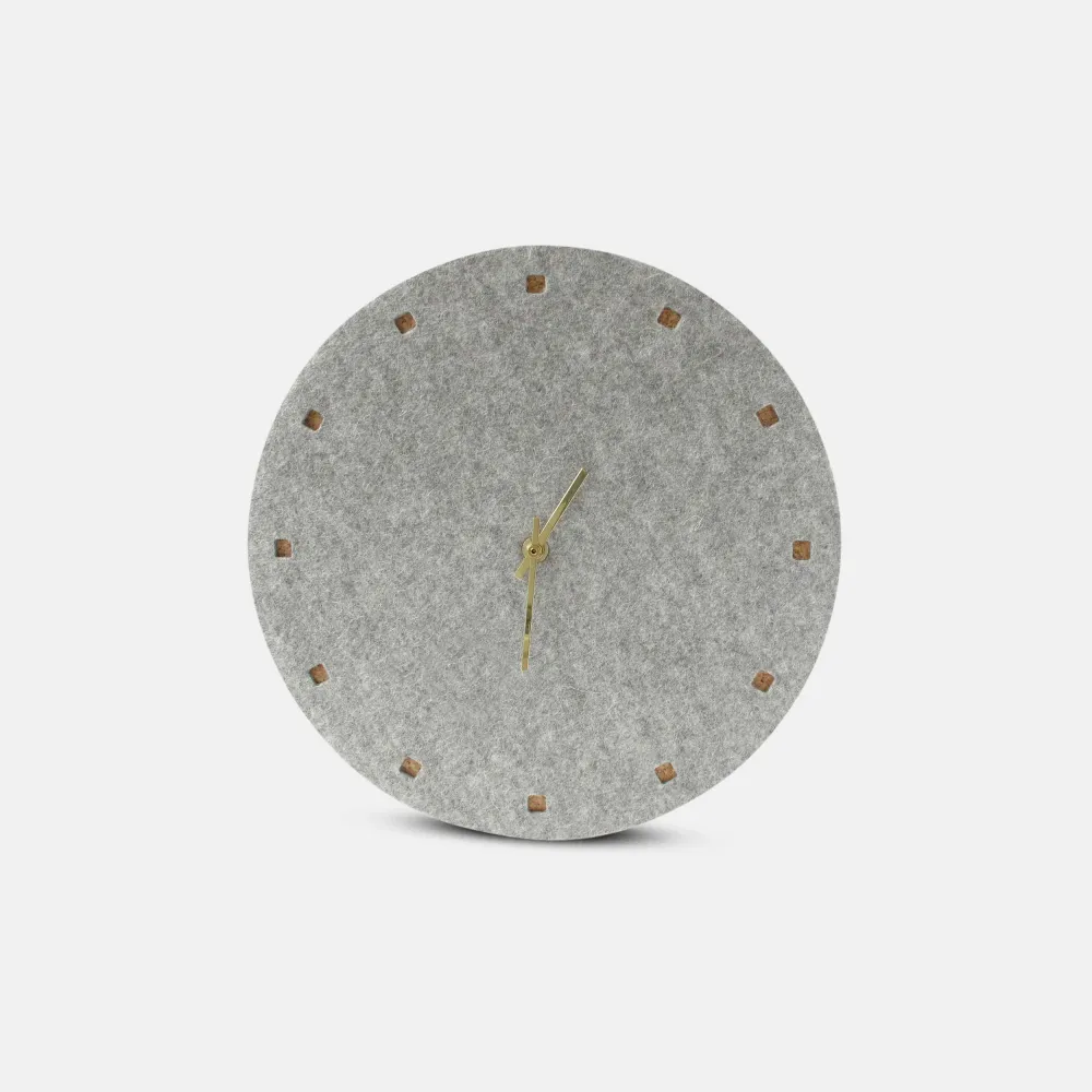 Wanduhr aus Filz und Kork 30 cm | hellgrau - gold | Design: Esbjerg