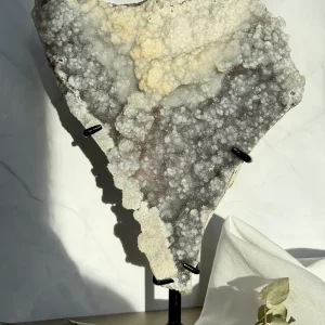 Amethystrose auf Ständer – 17 × 14 cm (Kristall) | 23 cm (gesamt)