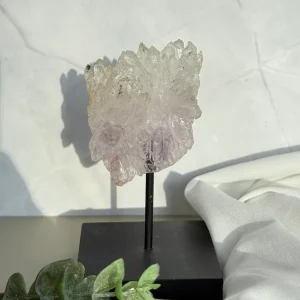 Amethystrose roh auf Holzständer – 5,5 cm (Stein) | 10,4 cm (gesamt)