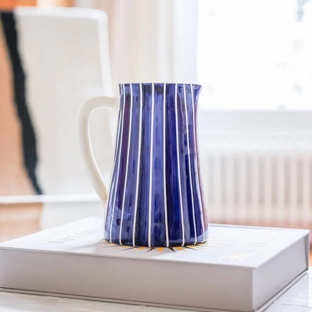 Blauer gestreifte Krug