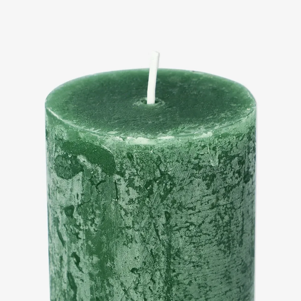 Dunkelgrüne rustikale Stumpenkerze - 8 cm