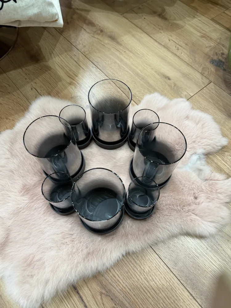 Eleganter Kerzenhalter mit acht Gläsern