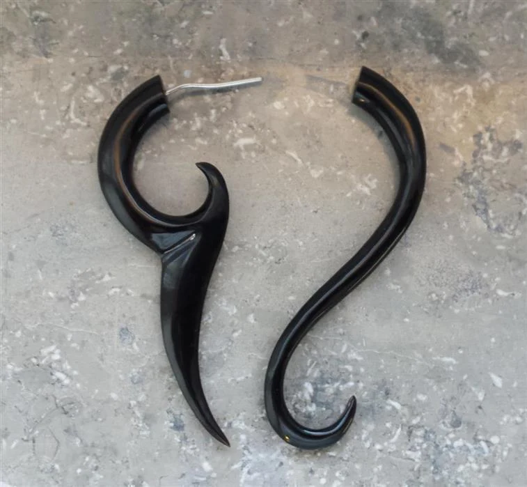 Fake Horn Piercing Hai Tail Hook Spirale Kralle handgeschnitzt schwarz Dehner