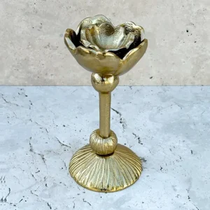 Goldfarbener Aluminium-Kerzenhalter mit Blumen-Design