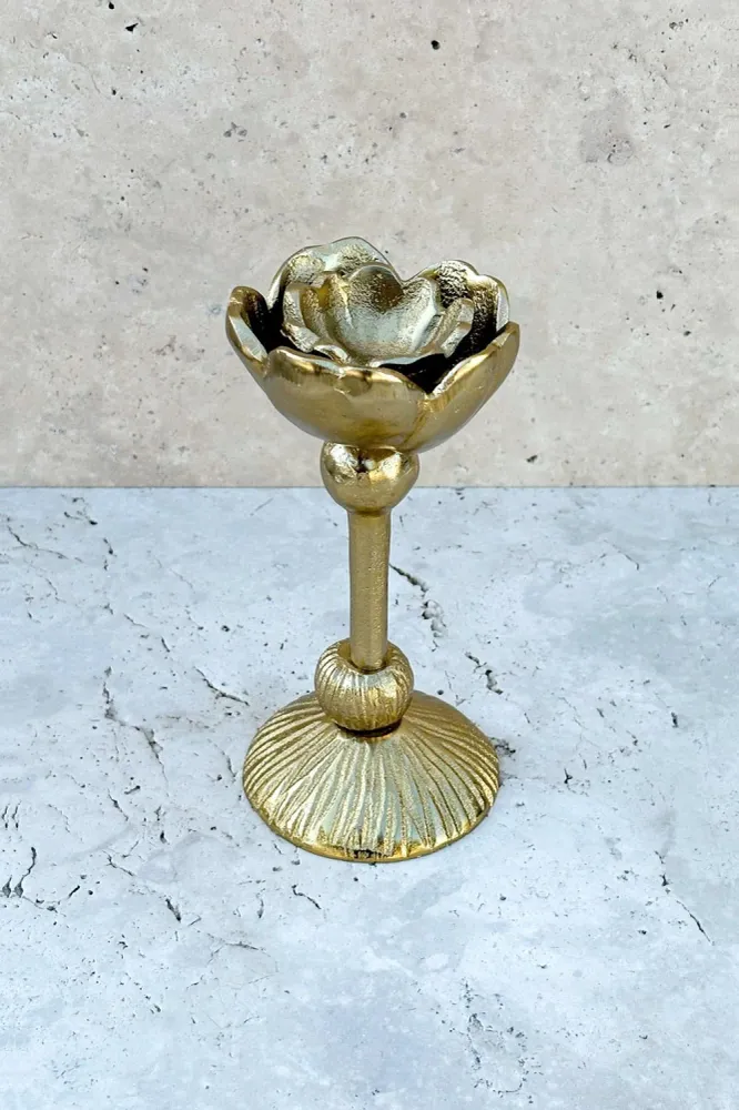 Goldfarbener Aluminium-Kerzenhalter mit Blumen-Design