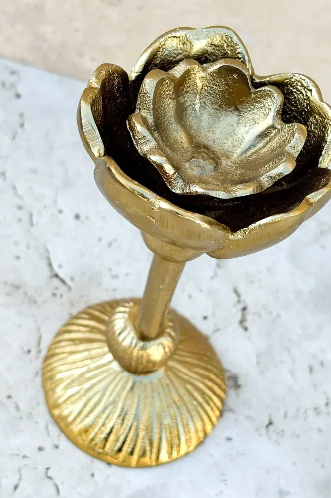 Goldfarbener Aluminium-Kerzenhalter mit Blumen-Design