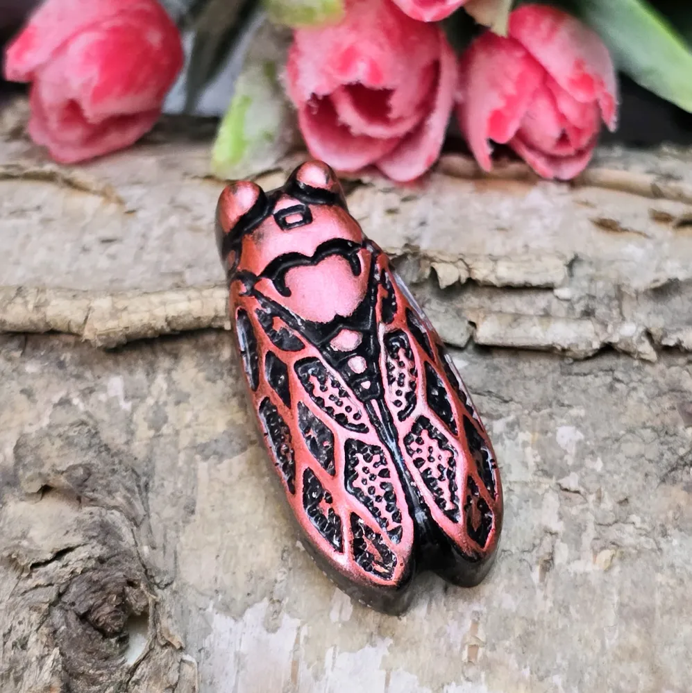 Handgefertigter Cabochon/Anhänger Zikade, aus Kunstharz, schwarze /karminrot