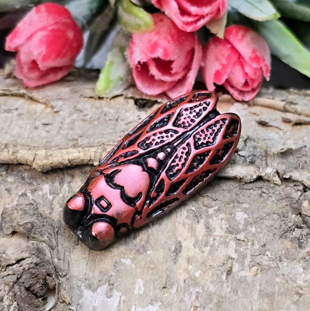 Handgefertigter Cabochon/Anhänger Zikade, aus Kunstharz, schwarze /karminrot