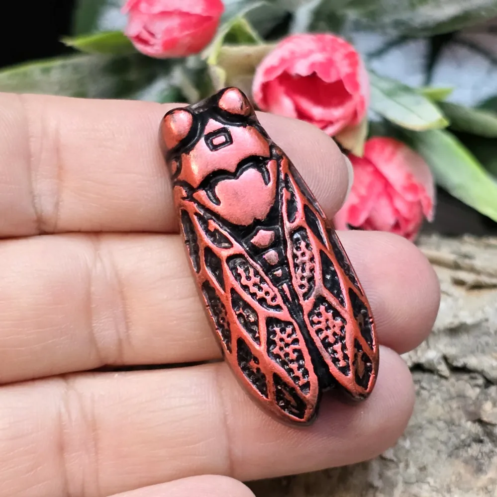 Handgefertigter Cabochon/Anhänger Zikade, aus Kunstharz, schwarze /karminrot