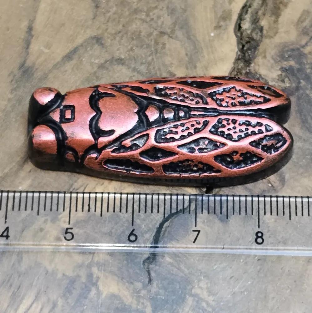 Handgefertigter Cabochon/Anhänger Zikade, aus Kunstharz, schwarze /karminrot