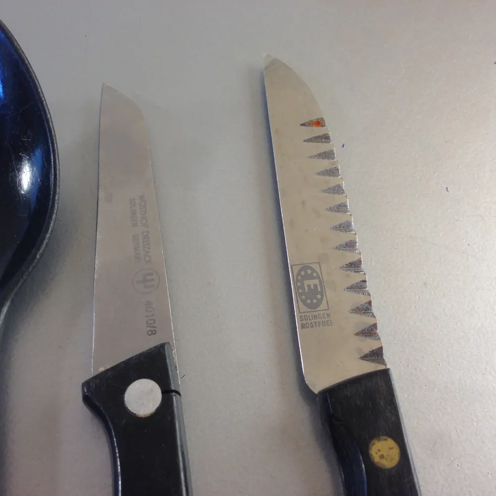 Küchenhelfer Konvolut Küchenmesser schwarz Salatbesteck Besteck Löffel