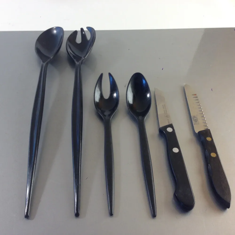Küchenhelfer Konvolut Küchenmesser schwarz Salatbesteck Besteck Löffel