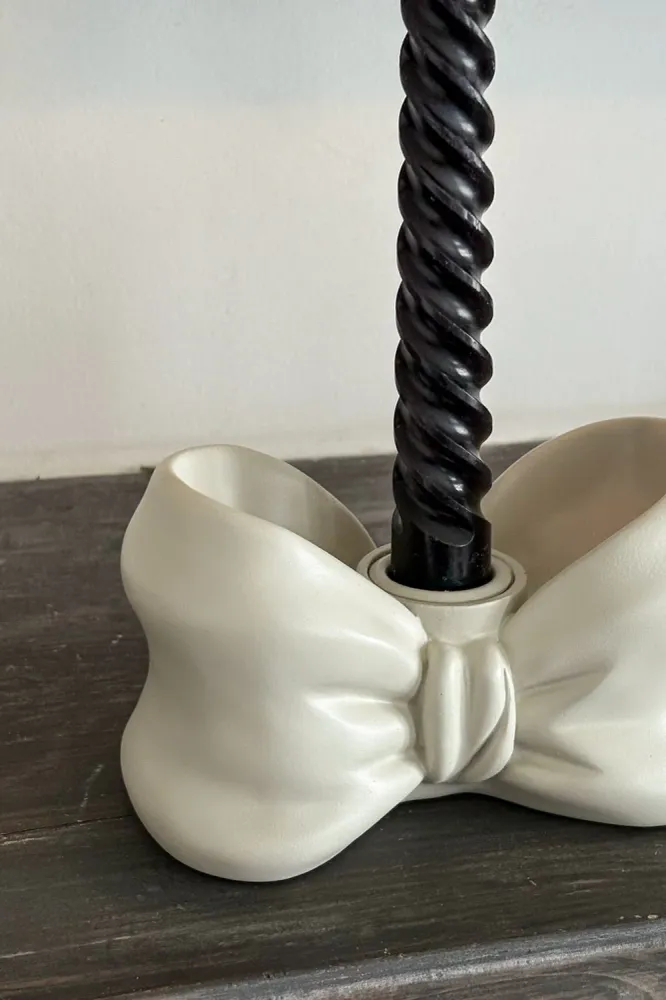 Kerzenhalter aus weißem Porzellan mit Schleife