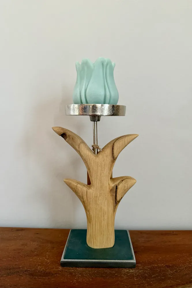 Kerzenständer Blume aus geschliffenem Eichenholz mit Designkerze 833