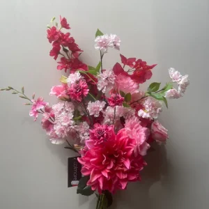 Künstlicher Blumenstrauß knalligem Rosa