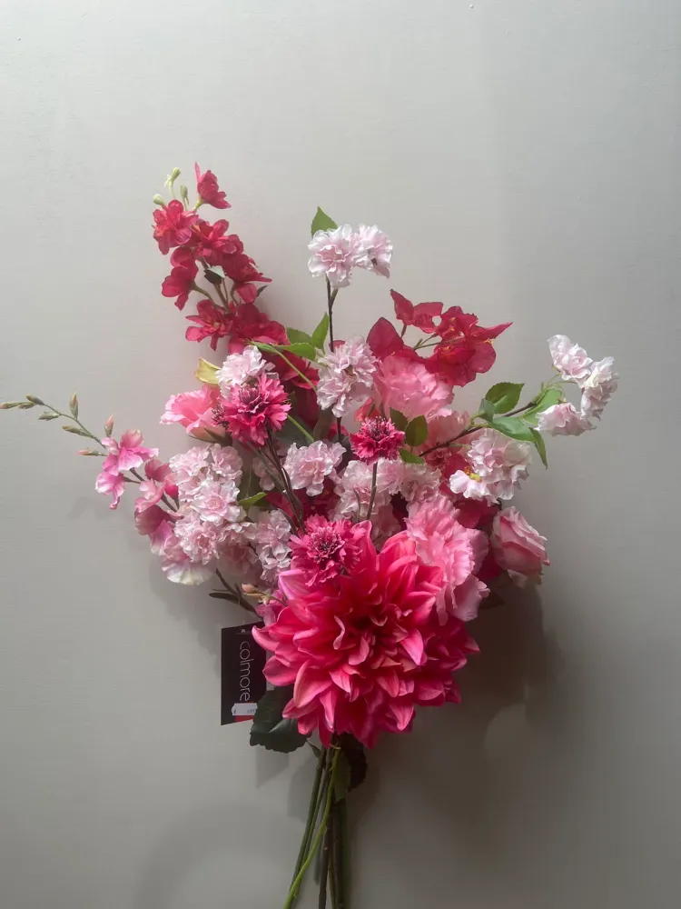 Künstlicher Blumenstrauß knalligem Rosa