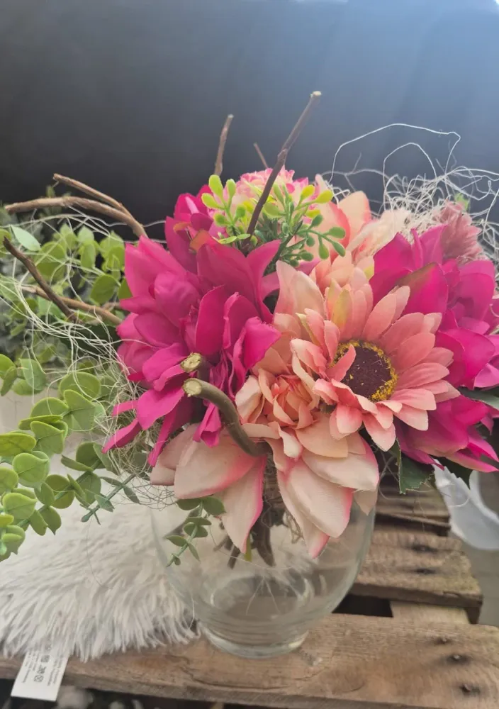 Künstlicher Blumenstrauss mit Glasvase fertig dekoriert