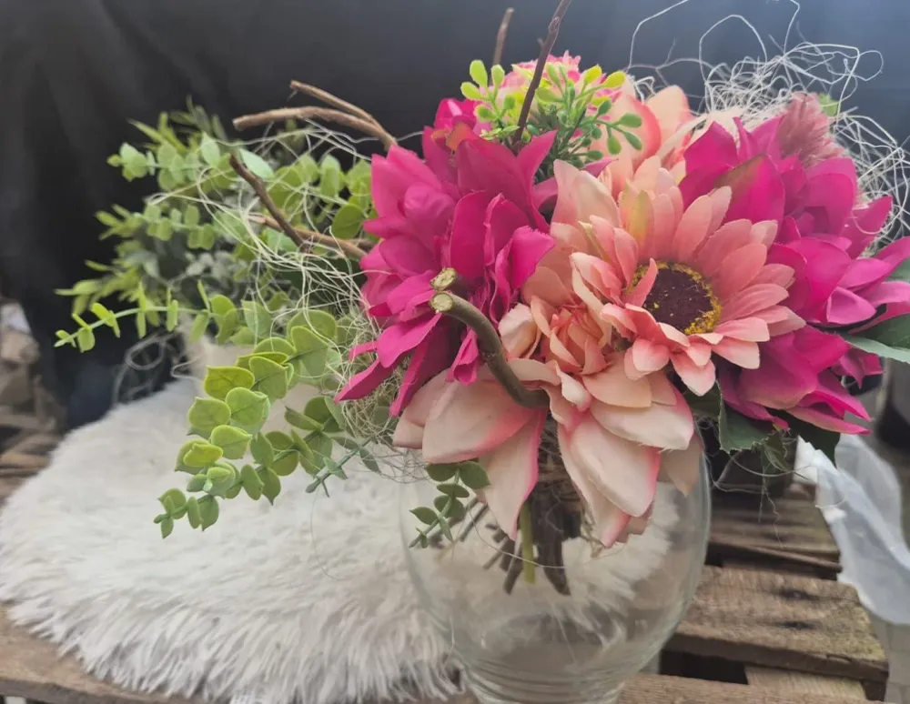 Künstlicher Blumenstrauss mit Glasvase fertig dekoriert