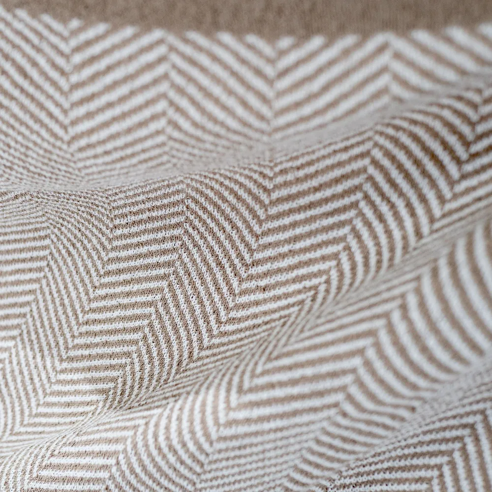 Kuscheldecke / Tagesdecke - Gestrickte Fischgrätenmuster Stein