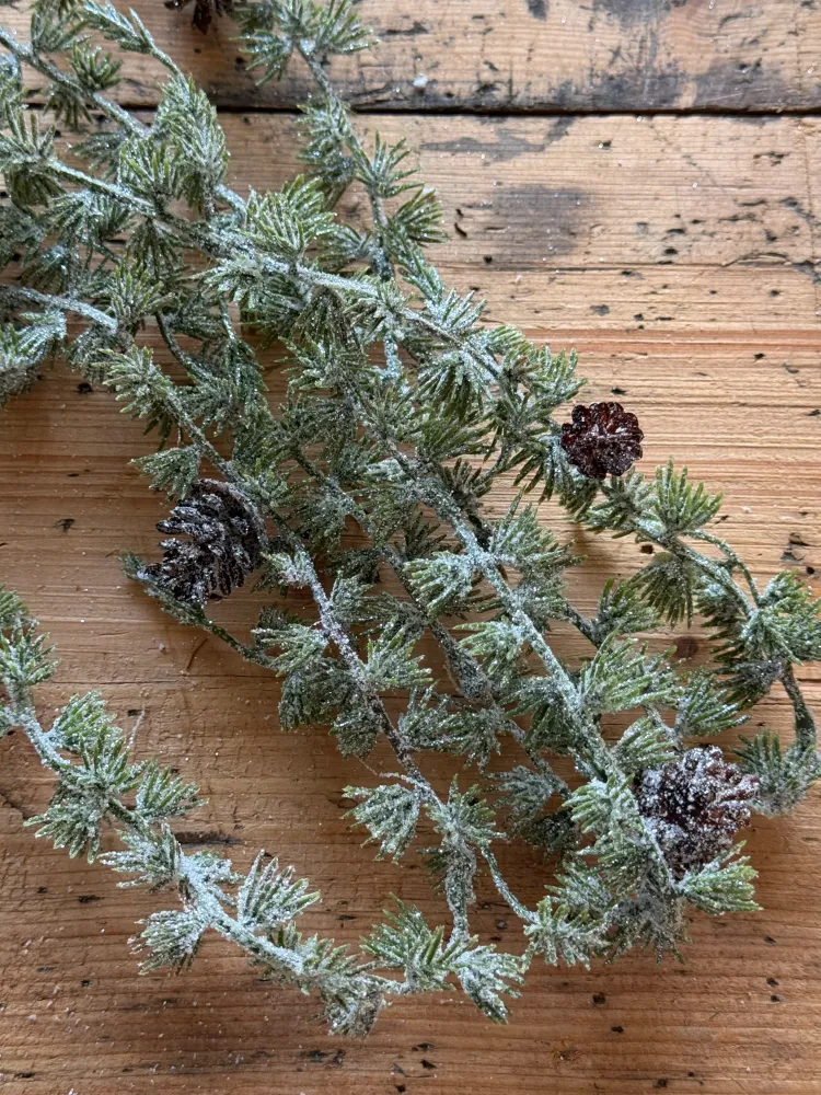 Lärchenranke mit Zapfen und Eis LANG
