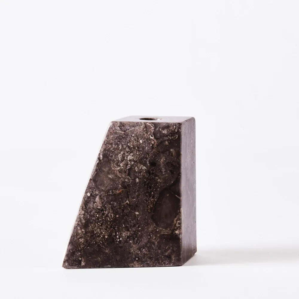 Set von Kerzenhaltern PYRAMID grauer Marmor