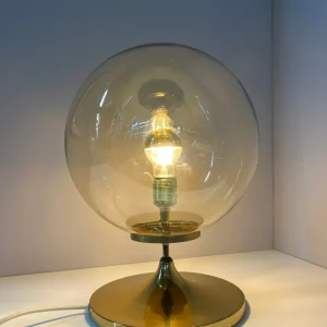Tischlampe mit Glaskugel und Messingfuß