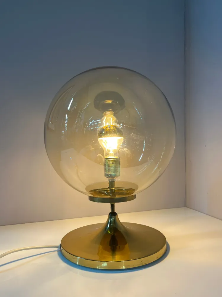 Tischlampe mit Glaskugel und Messingfuß