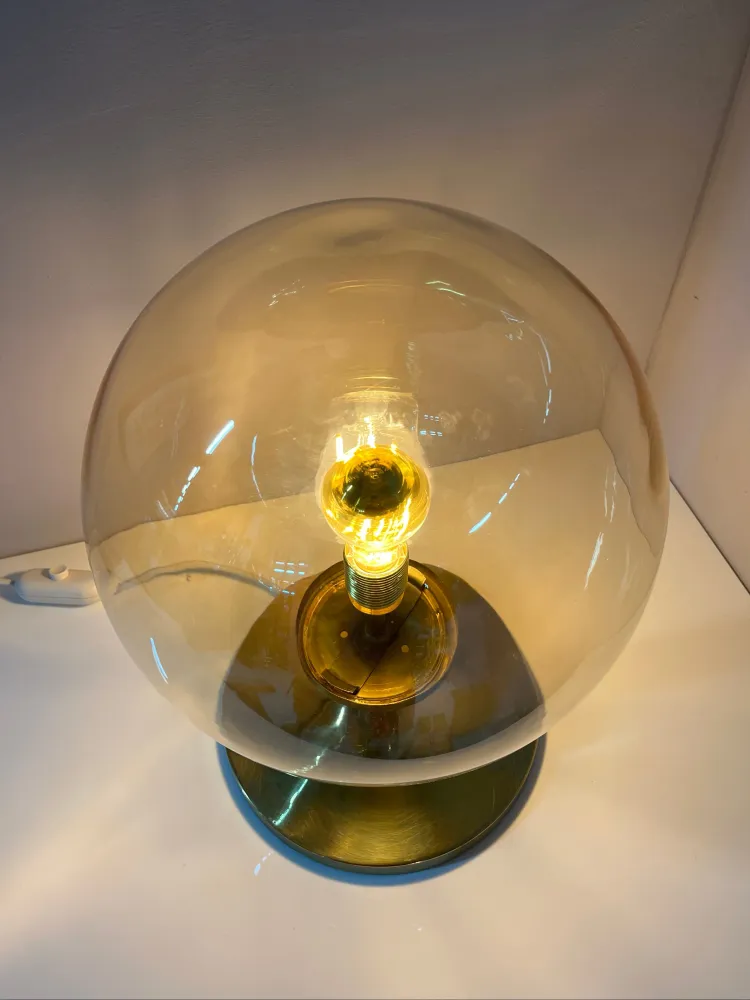 Tischlampe mit Glaskugel und Messingfuß