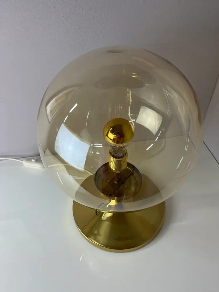 Tischlampe mit Glaskugel und Messingfuß