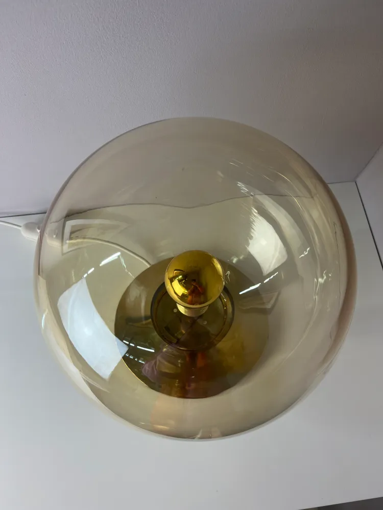 Tischlampe mit Glaskugel und Messingfuß