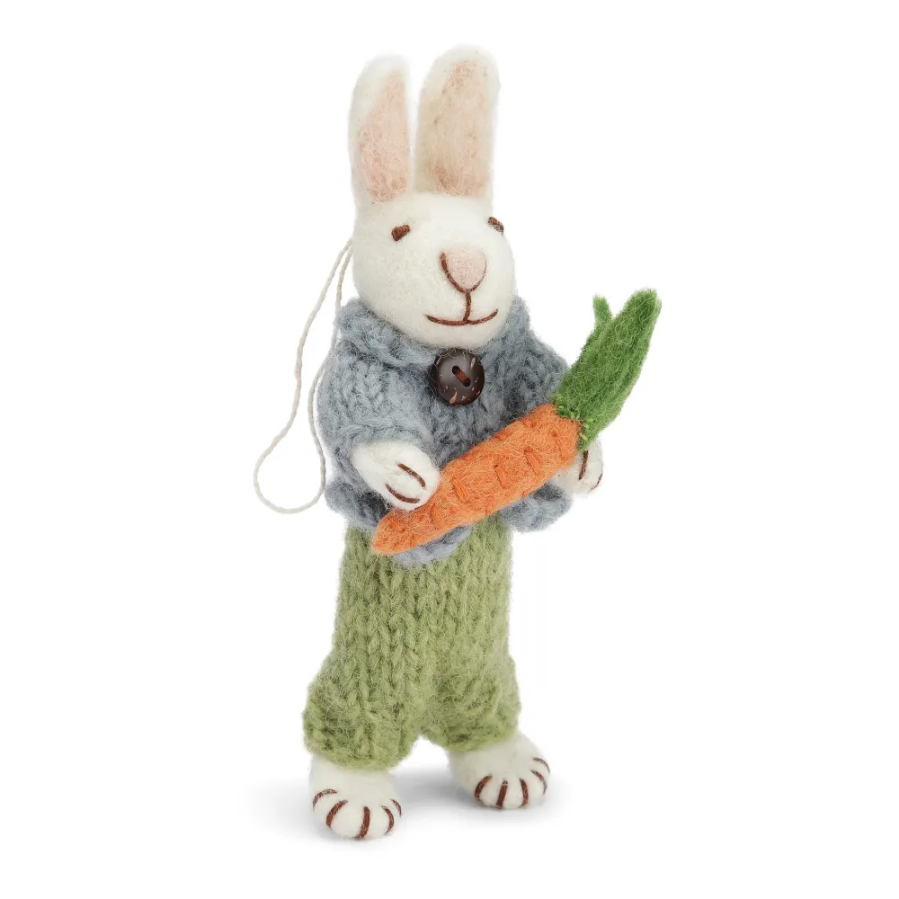 Anhänger - Weißer Hase mit blauer Jacke, grüner Hose und Karotte