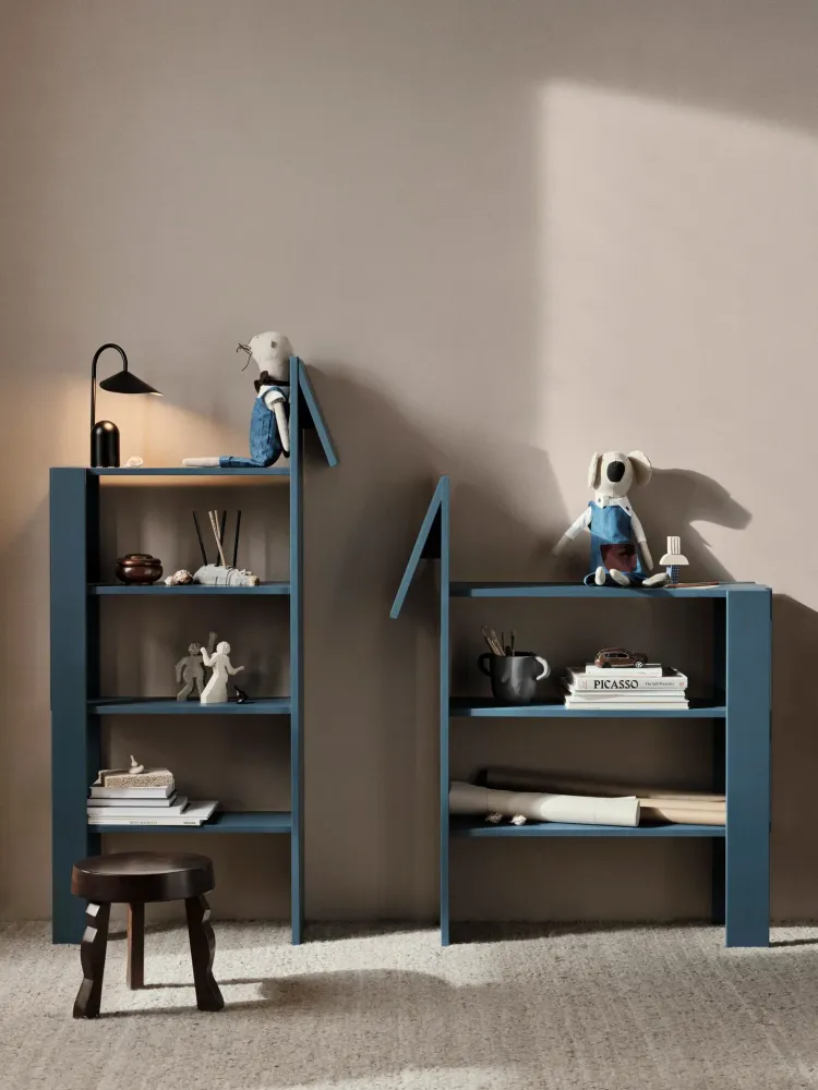 Ferm Living - Giraffe Bücherregal - dunkelblau
