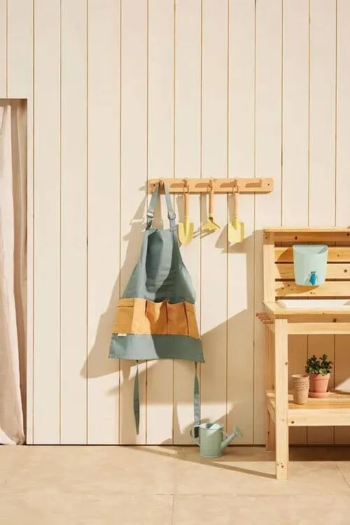 Set mit Gartengeräten und Schürze - Kid's Concept