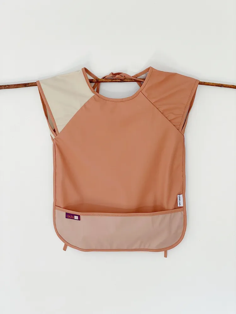 SKÅGFÄ Ärmellose Schürze - 18-36+ Monate - Natur Terracotta