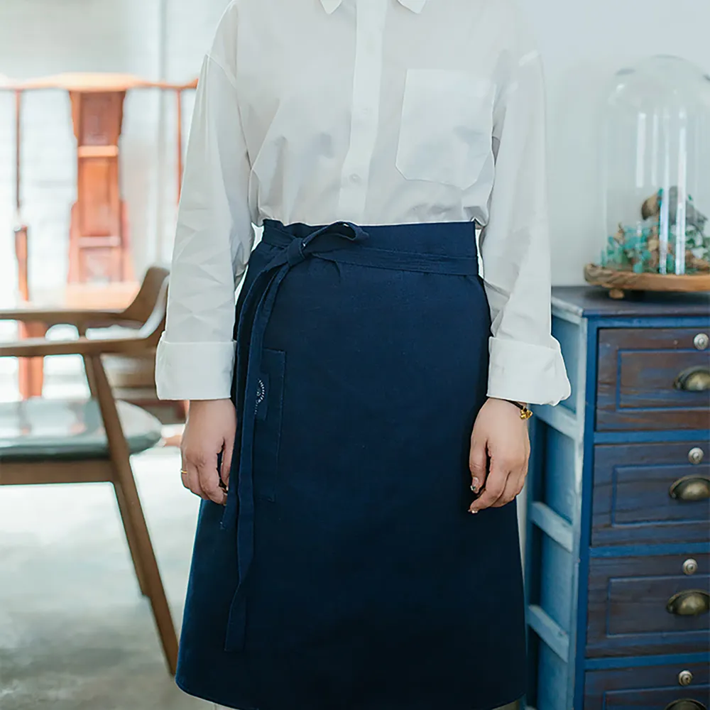 Traditionelle Schürze aus mit Pflanzenwachs gefärbtem Indigo