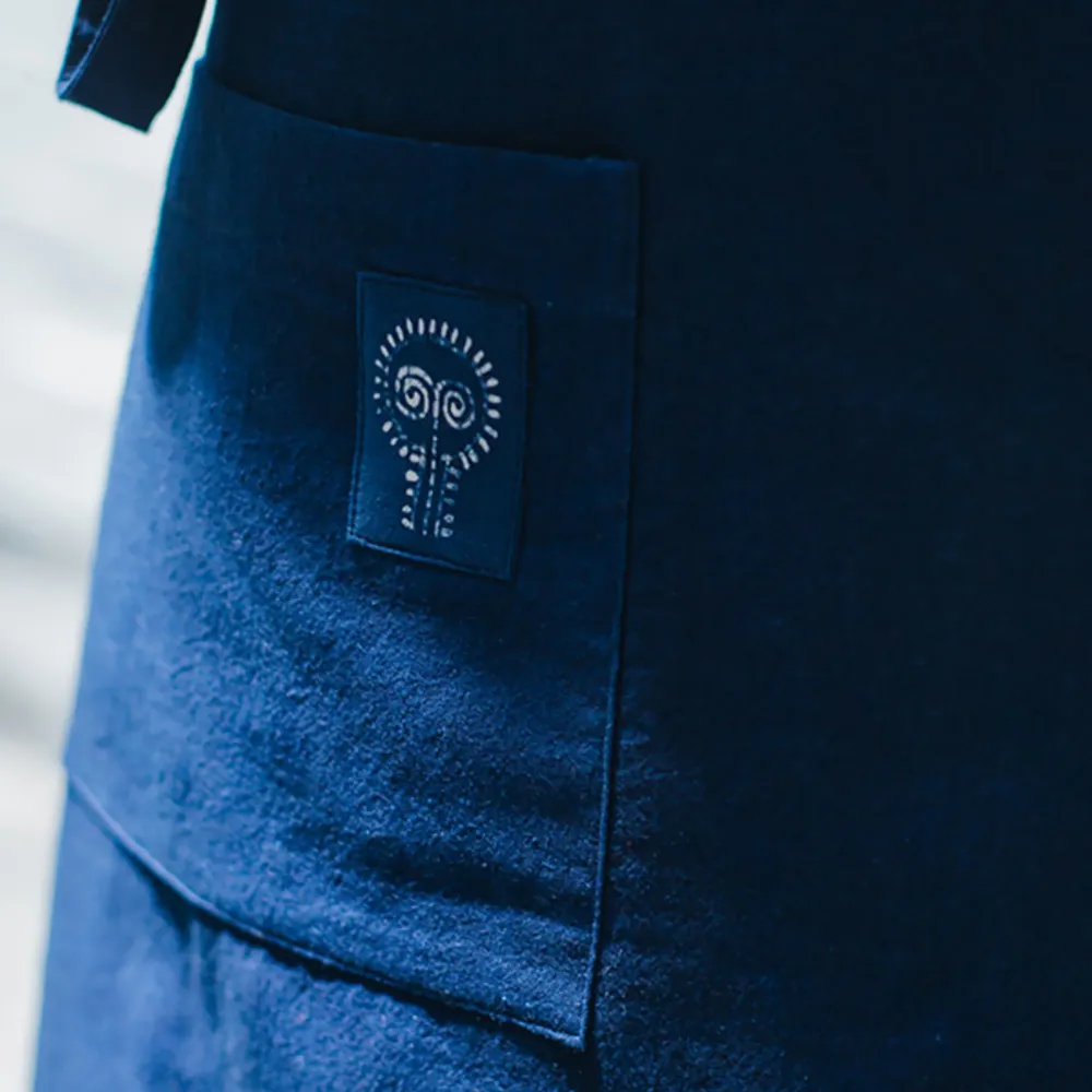 Traditionelle Schürze aus mit Pflanzenwachs gefärbtem Indigo