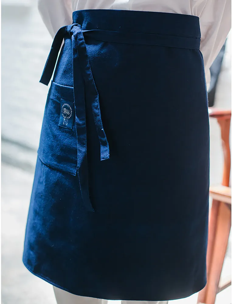 Traditionelle Schürze aus mit Pflanzenwachs gefärbtem Indigo