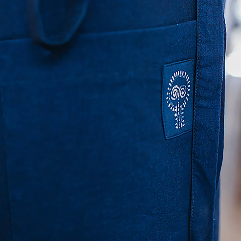 Traditionelle Schürze aus mit Pflanzenwachs gefärbtem Indigo