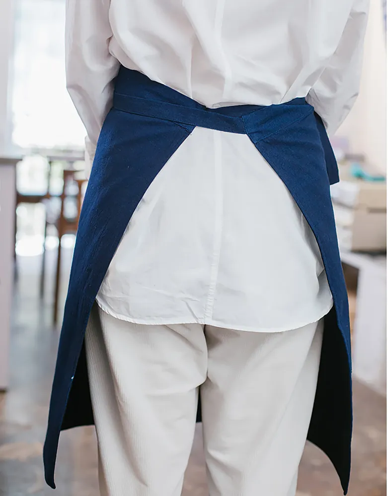 Traditionelle Schürze aus mit Pflanzenwachs gefärbtem Indigo
